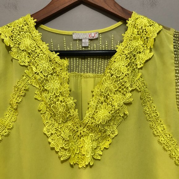 GB Cap Sleeve Blouse w/ Crochet Neckline Yellow Small - Picture 3 of 7